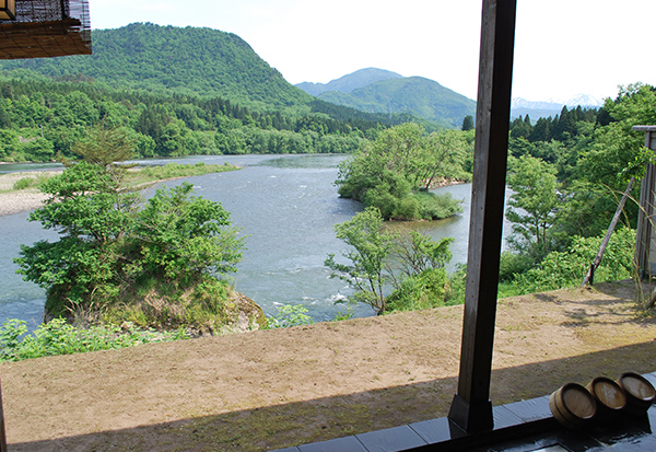 露天風呂からの阿賀野川の眺望、どこまでも広がる美しい山々も魅力