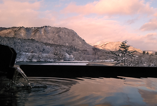 冬には雪の白と山肌の黒のコントラストが美しい景色をご覧いただけます