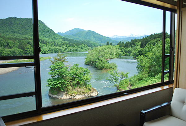 部屋からの阿賀野川の眺望。河鵜や青鷺が優雅に飛ぶ姿を眺められます。また、遠く対岸にはSL列車や夜行電車がみえることも。